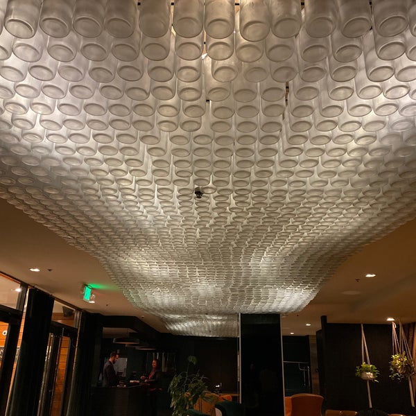 Foto diambil di Kimpton Hotel Enso oleh melleemel pada 9/29/2019