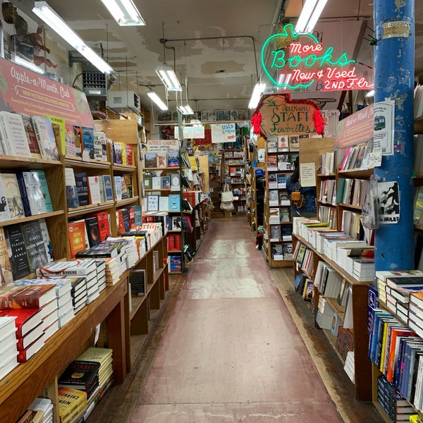 Photo taken at Green Apple Books by melleemel on 7/1/2019