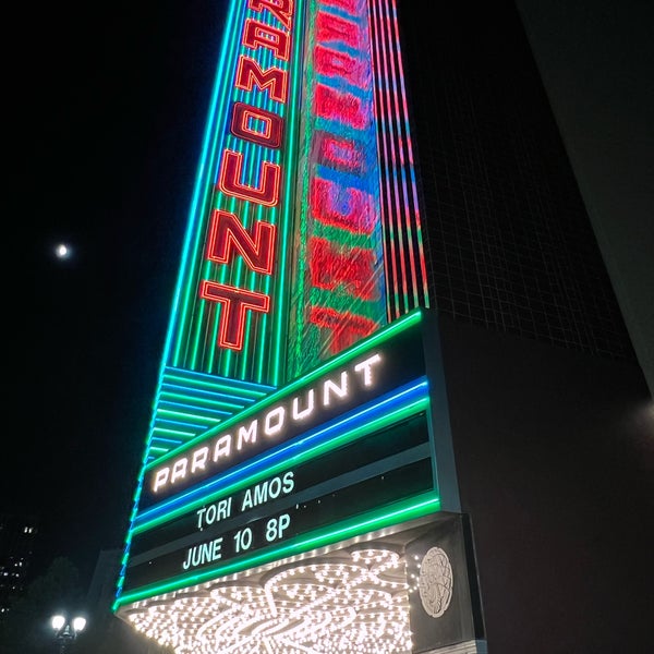 Foto diambil di Paramount Theatre oleh melleemel pada 6/11/2022