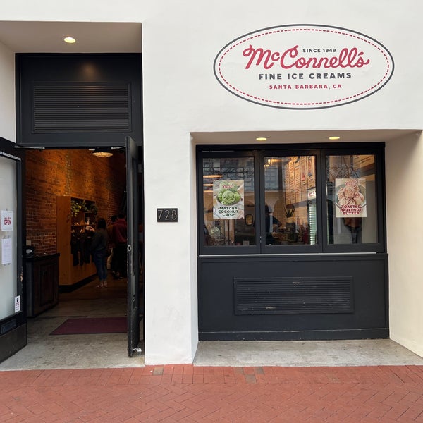 Foto diambil di McConnell&#39;s Fine Ice Creams oleh melleemel pada 5/27/2023