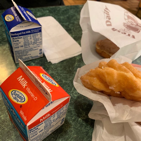 รูปภาพถ่ายที่ Happy Donuts โดย melleemel เมื่อ 6/6/2019