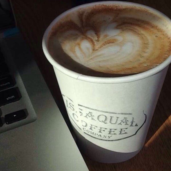Das Foto wurde bei Issaquah Coffee Company von melleemel am 3/11/2017 aufgenommen