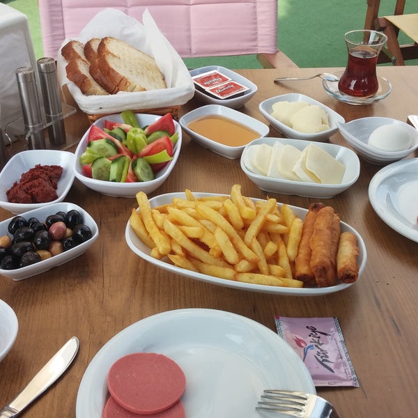 รูปภาพถ่ายที่ Ön Cadde Cafe &amp; Bistro โดย Buse Ö. เมื่อ 8/2/2016