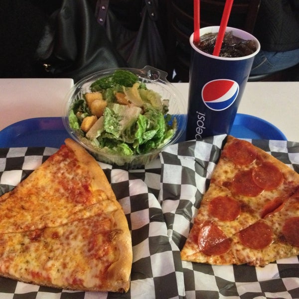 2/22/2013 tarihinde Jeongseonziyaretçi tarafından New York Pizzeria'de çekilen fotoğraf