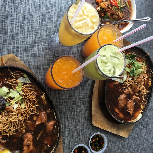 сэндвич с гарниром. Next foods. Next foods. завтрак в кафе. альтернативные продукты.