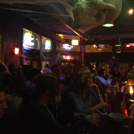 Foto tomada en Floyd&#39;s Pub  por Jordan B. el 10/28/2012