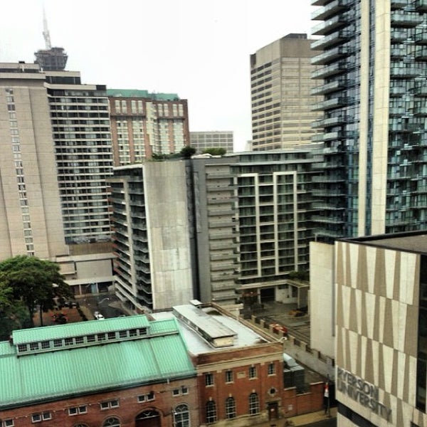 รูปภาพถ่ายที่ Marriott Downtown at CF Toronto Eaton Centre โดย Sa&#39;ad เมื่อ 6/28/2013