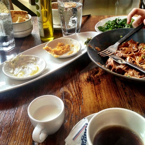 5/5/2013 tarihinde Ashley P.ziyaretçi tarafından Kipos Greek Taverna'de çekilen fotoğraf