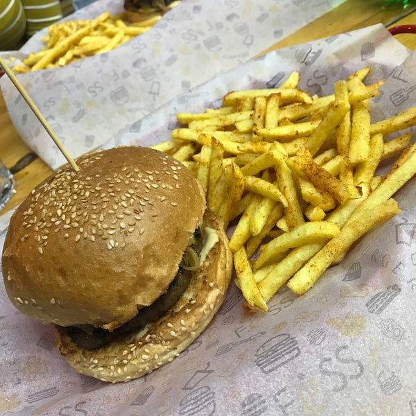 Foto tirada no(a) Fess Burger por Özge Ü. em 4/5/2018