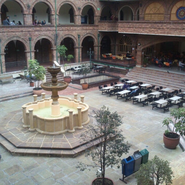 2/14/2013 tarihinde July M.ziyaretçi tarafından Universidad Santo Tomás - Sede Principal'de çekilen fotoğraf