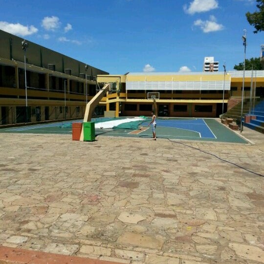 2/23/2013 tarihinde Mark M.ziyaretçi tarafından Colegio Cristo Rey'de çekilen fotoğraf