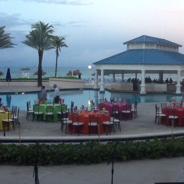 Foto tomada en Melia Nassau Beach - Main Pool  por Daniela C. el 12/12/2013