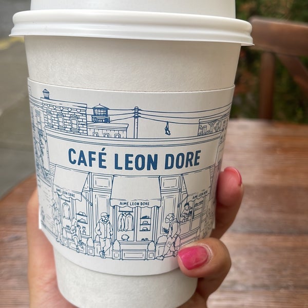 รูปภาพถ่ายที่ Café Leon Dore โดย Caitlin S. เมื่อ 5/6/2022