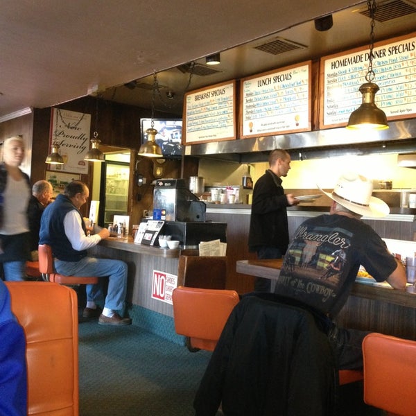 รูปภาพถ่ายที่ Dick Church&#39;s Restaurant โดย Bonnie A. เมื่อ 2/24/2013