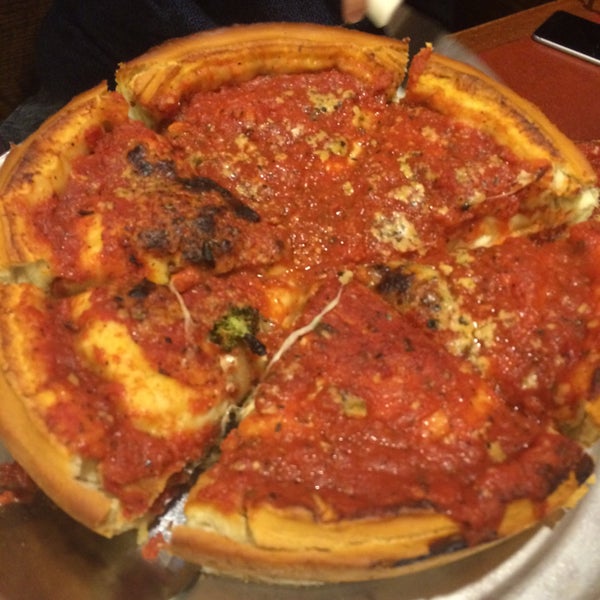 Снимок сделан в PizzaPapalis of Greektown пользователем Deepti S. 8/30/2015