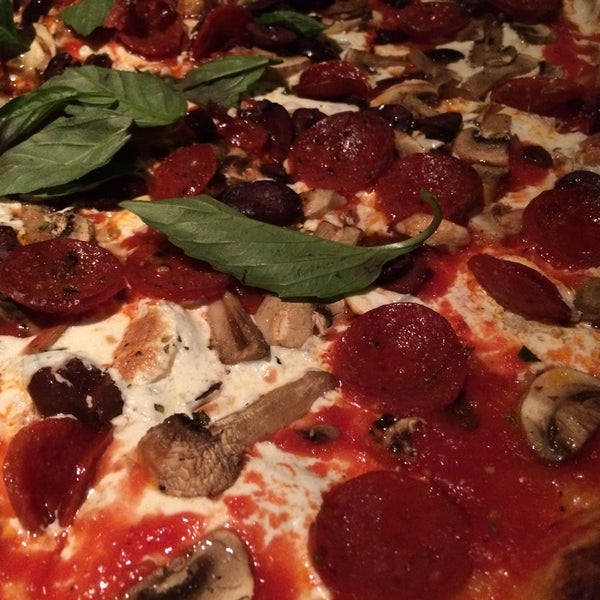 10/9/2015 tarihinde cam j.ziyaretçi tarafından Aperitivo Pizza Bar'de çekilen fotoğraf