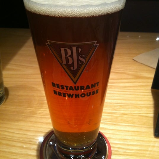 รูปภาพถ่ายที่ BJ&#39;s Restaurant &amp; Brewhouse โดย Kristy S. เมื่อ 9/30/2012