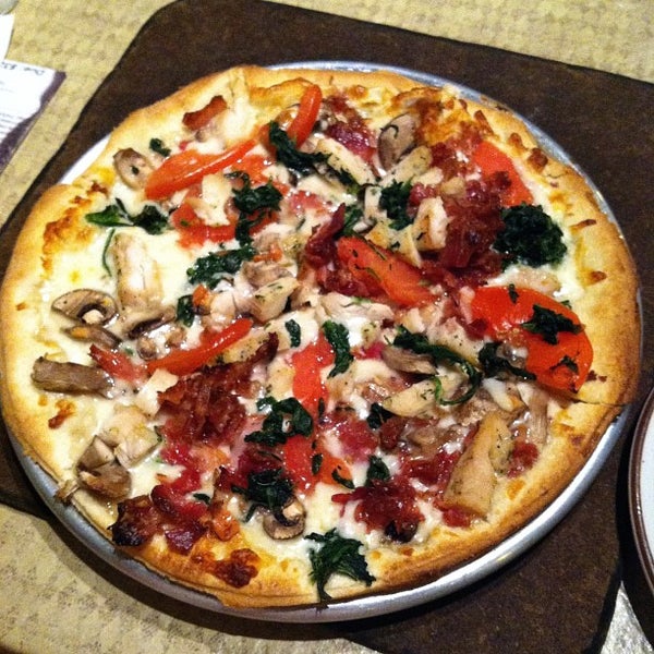 4/18/2013 tarihinde Charlie M.ziyaretçi tarafından Hideaway Pizza'de çekilen fotoğraf