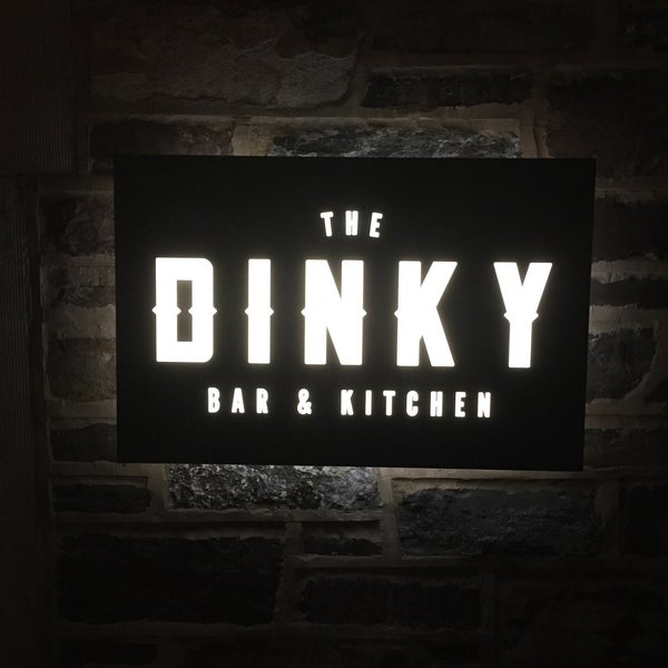 รูปภาพถ่ายที่ The Dinky Bar &amp; Kitchen โดย Gary K. เมื่อ 10/22/2016