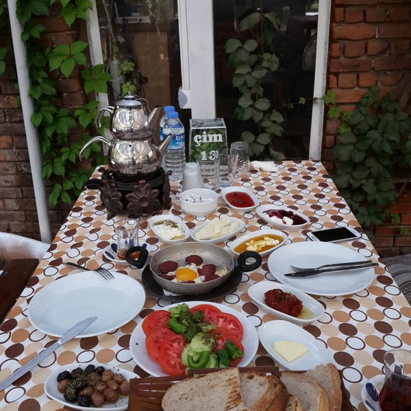 Foto scattata a Çim Kahvaltı &amp; Mangal Bahçesi da Ferhat Arzu A. il 11/6/2014