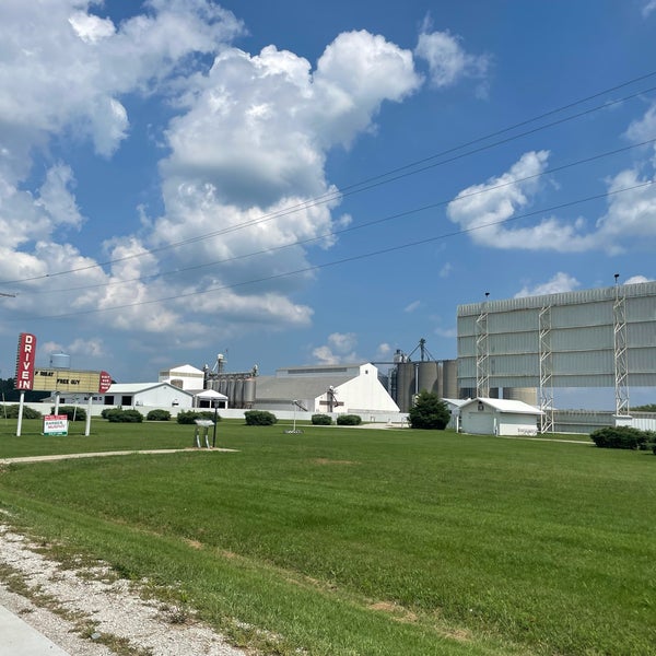 Litchfield Sky View DriveIn Theatre 1500 N Historic Route 66