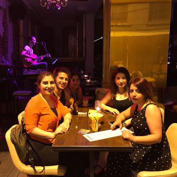 Das Foto wurde bei Cerag Cafe &amp; Bar von Şeyda am 6/29/2017 aufgenommen