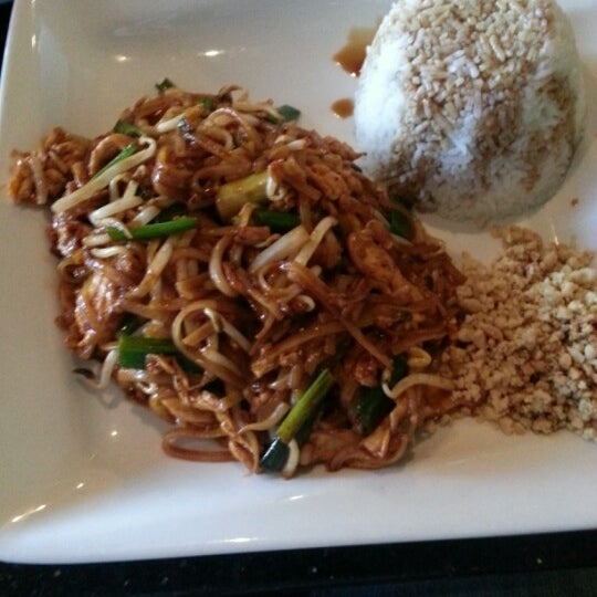 รูปภาพถ่ายที่ Narai Thai &amp; Sushi โดย Ken F. เมื่อ 1/3/2013