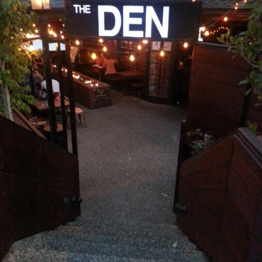 Foto tirada no(a) The Den On Sunset por Ken F. em 4/1/2013