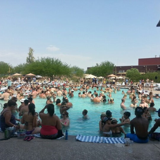 รูปภาพถ่ายที่ Talking Stick Resort Pool โดย Ken F. เมื่อ 6/30/2013