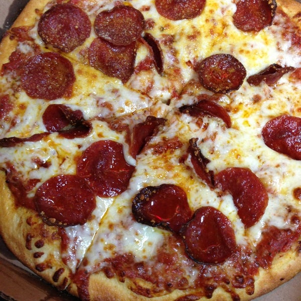 Снимок сделан в Pizza D&#39;Oro пользователем April J. 8/7/2013