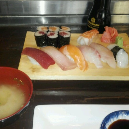 11/12/2012 tarihinde Katieziyaretçi tarafından Sakura Restaurant &amp; Sushi Bar'de çekilen fotoğraf