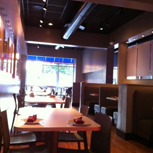 10/5/2012에 Yaejin K.님이 Yoki Japanese Restaurant에서 찍은 사진