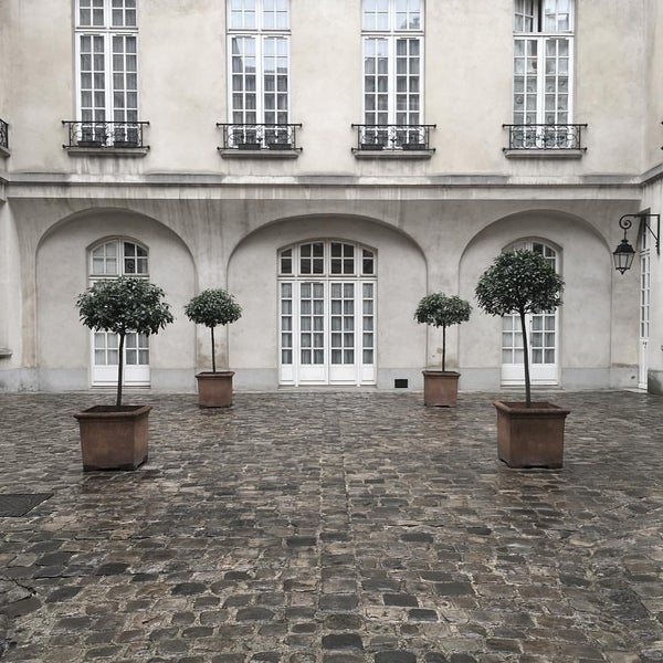 Galerie Marian Goodman Art Gallery in Temple