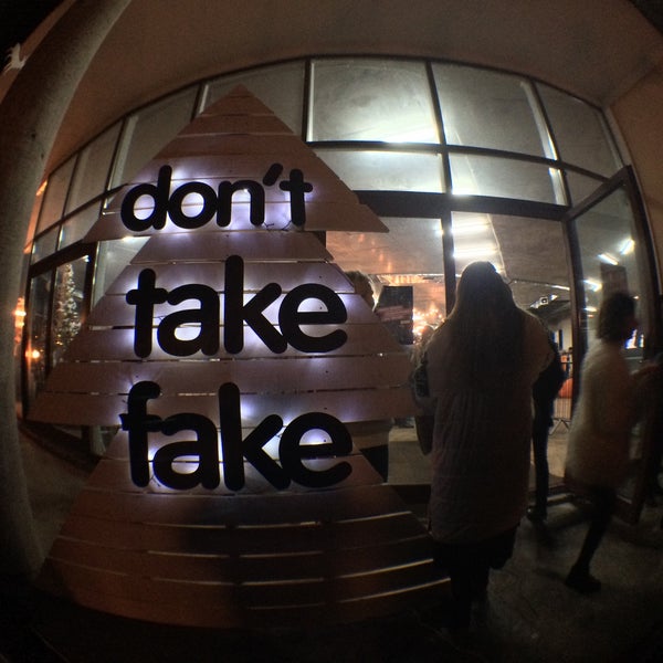 รูปภาพถ่ายที่ don&#39;t Take Fake 2015 โดย Anton T. เมื่อ 12/20/2014