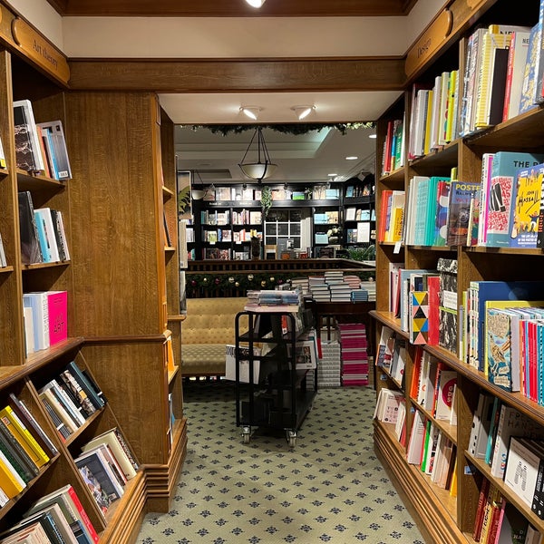 Photo taken at Hatchards by Sirui L. on 12/11/2021