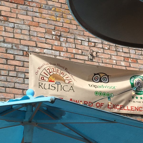 รูปภาพถ่ายที่ Pizzeria Rustica โดย Rob L. เมื่อ 10/14/2016