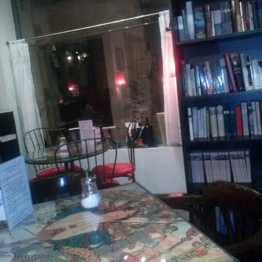 Foto tomada en La Qarmita Librería-Café  por Rosario G. el 2/27/2013