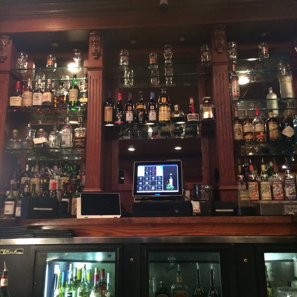 Foto tirada no(a) L.I. Pour House Bar and Grill por Geoff M. em 11/11/2014