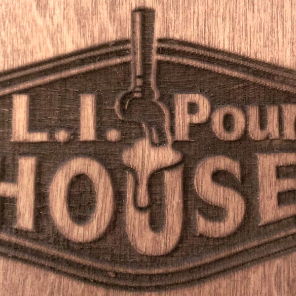 Foto tirada no(a) L.I. Pour House Bar and Grill por Geoff M. em 11/7/2014