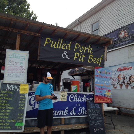 Foto tirada no(a) Falls Market Restaurant &amp; General Store por Amanda em 9/8/2013
