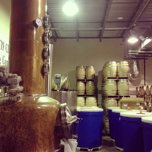 3/29/2013 tarihinde Daniel S.ziyaretçi tarafından Catoctin Creek Distilling Company'de çekilen fotoğraf