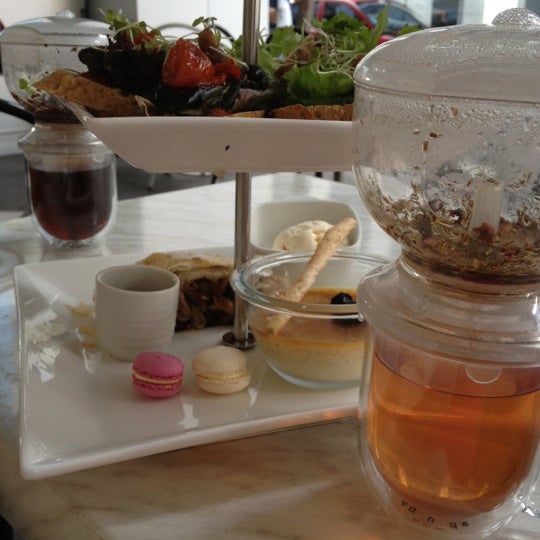 Foto diambil di Da.u.de Tea Lounge oleh Kat L. pada 12/8/2012