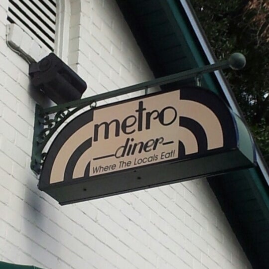 รูปภาพถ่ายที่ Metro Diner โดย Clarissa D. เมื่อ 9/16/2012