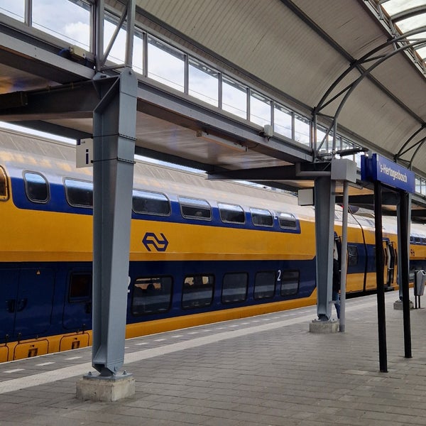 รูปภาพถ่ายที่ Station &#39;s-Hertogenbosch โดย Sandra Z. เมื่อ 3/29/2024
