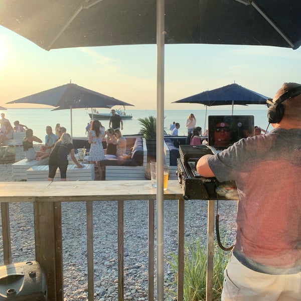 Das Foto wurde bei Navy Beach Restaurant von Evan B. am 7/27/2019 aufgenommen