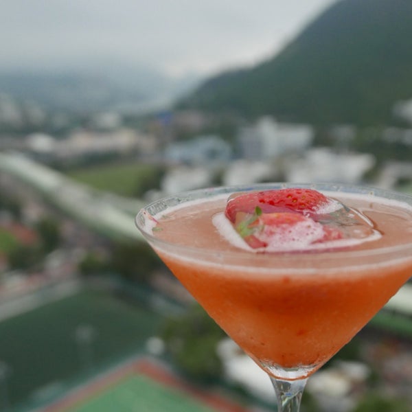 The #cocktails here are so #quirky and #delicious! With the great view of Wong Chuk Hang and Ocean Park, nice place to have an evening drink!