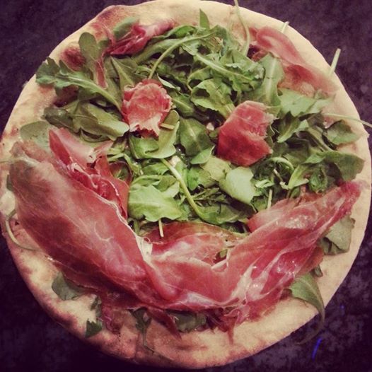 Foto scattata a Roscoe&#39;s Neapolitan Pizzeria da Roscoe&#39;s Neapolitan Pizzeria il 11/7/2014