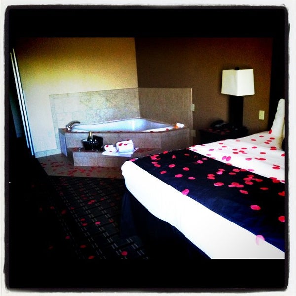 Das Foto wurde bei La Quinta Inn &amp; Suites Mt. Pleasant von Courtney M. am 2/25/2012 aufgenommen