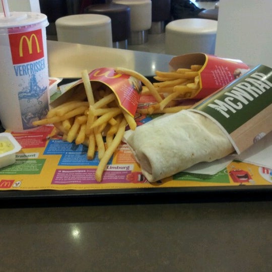 รูปภาพถ่ายที่ McDonald&#39;s โดย Feibe R. เมื่อ 7/16/2012