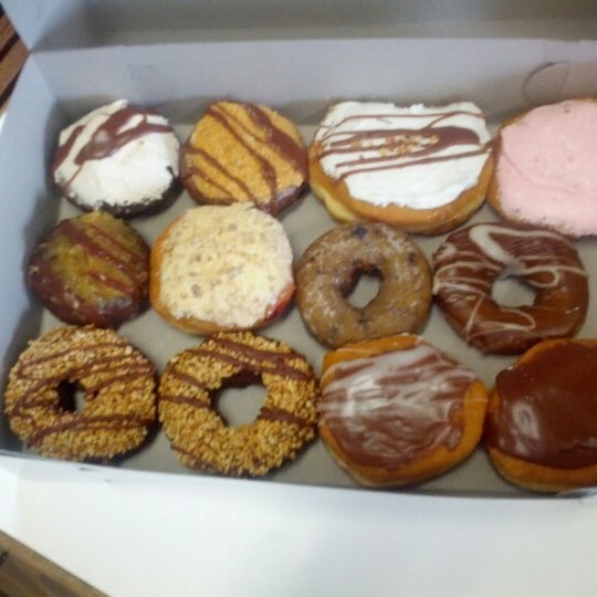 6/17/2012에 Joe K.님이 Sweetwater&#39;s Donut Mill에서 찍은 사진